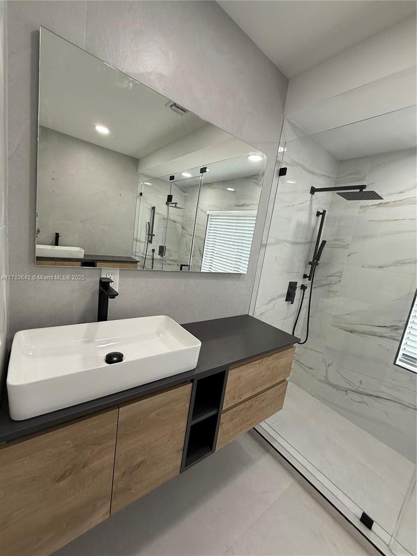 Picture of 865 NE 179Th Ter, Miami FL 33162