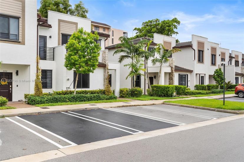 Picture of 340 NE 208Th Ter, Miami FL 33179