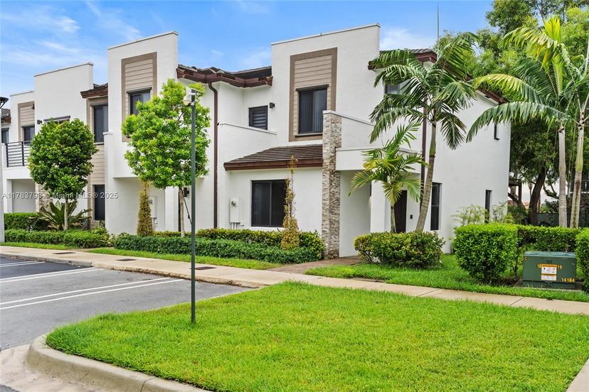 Picture of 340 NE 208Th Ter, Miami FL 33179