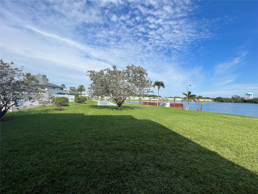 Picture of 2200 Park Ln # 109, Hollywood FL 33021