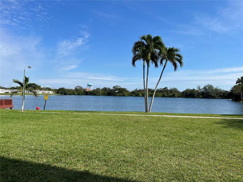 Picture of 2200 Park Ln # 109, Hollywood FL 33021