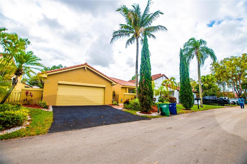 Picture of 17411 NW 62 Ct, Hialeah FL 33015