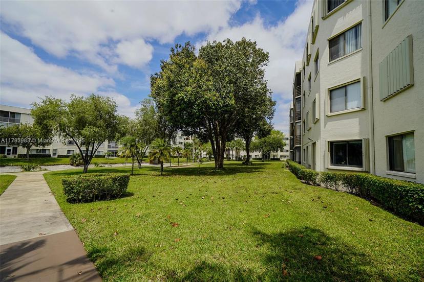 Picture of 3138 Via Poinciana # 105, Lake Worth FL 33467