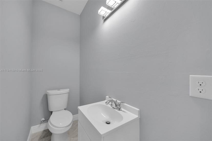 Picture of 867 Carbon St E, Other City - In The State Of Florida FL 33974