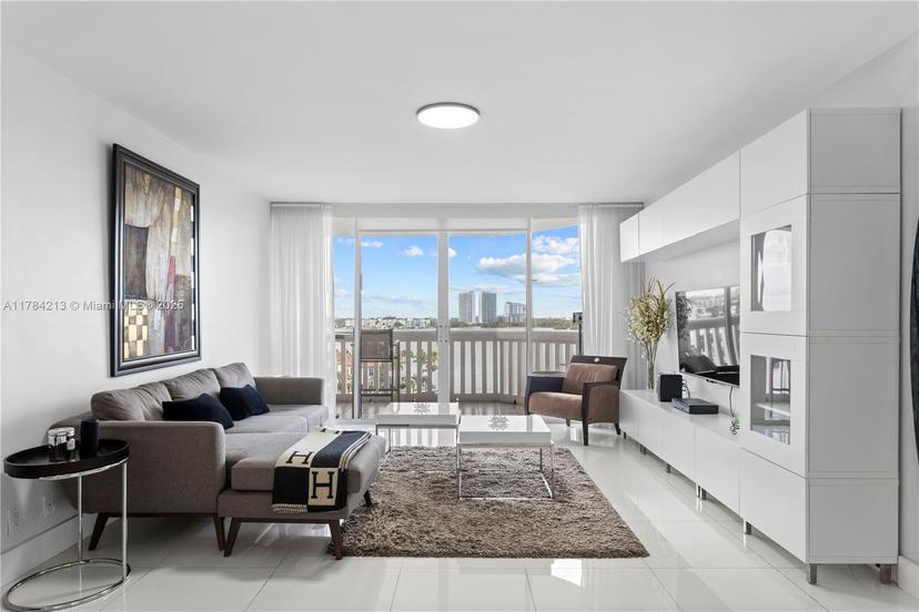 Picture of 1000 W Island Blvd # 812, Aventura FL 33160