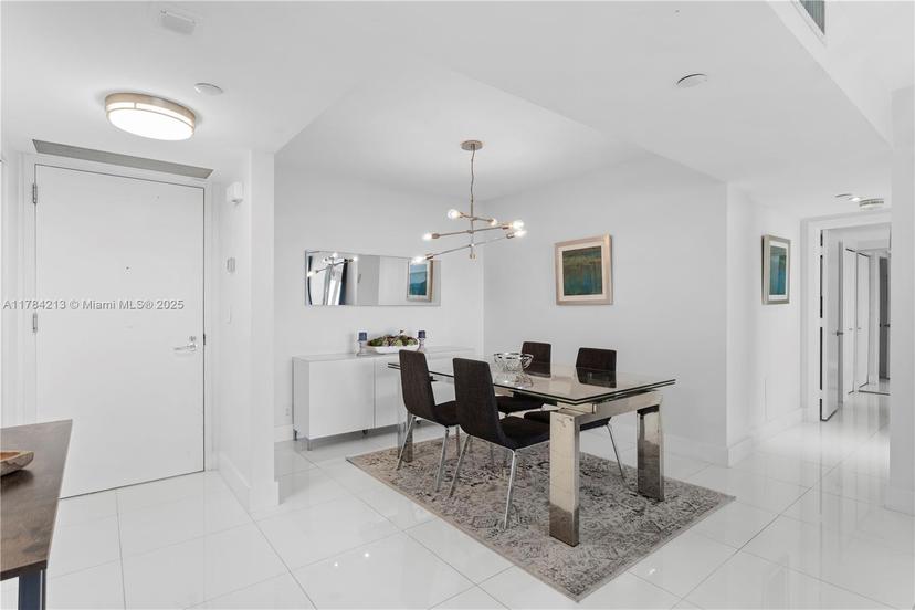 Picture of 1000 W Island Blvd # 812, Aventura FL 33160