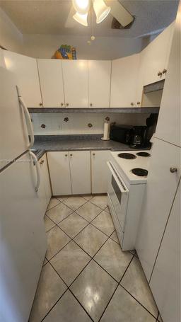 Picture of 900 SW 10Th Ter # 21S, Hallandale Beach, FL 33009