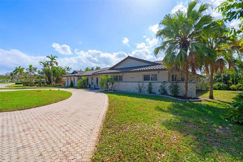 Picture of 19640 W Saint Andrews Dr, Hialeah FL 33015
