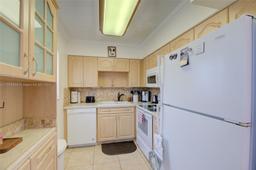 Picture of 920 SW 10Th Ter, Hallandale Beach, FL 33009