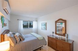 Picture of 920 SW 10Th Ter, Hallandale Beach, FL 33009