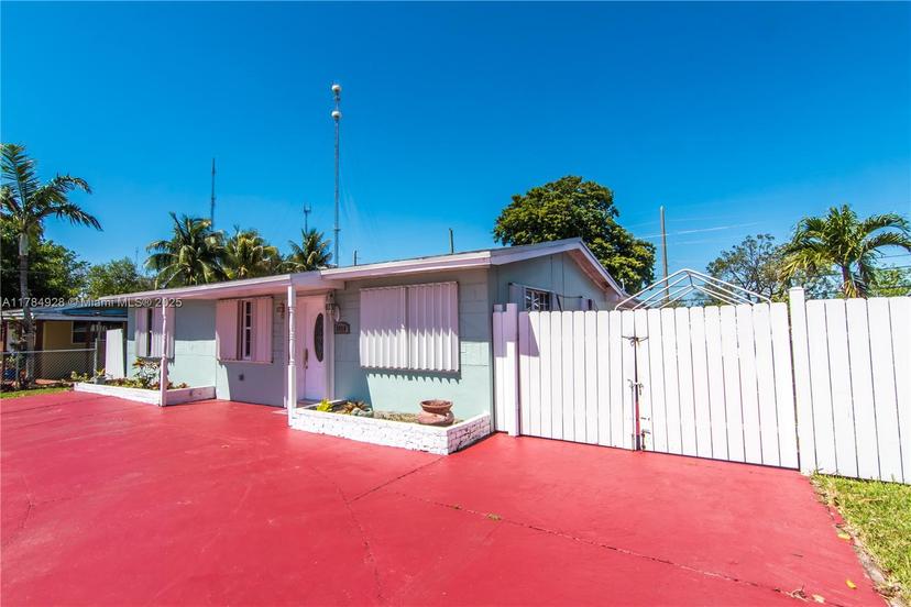 Picture of 3950 SW 59Th Ter, West Park FL 33023