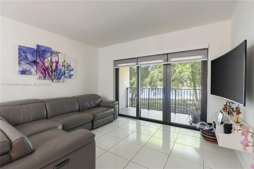 Picture of 290 W Park Dr # 7, Miami FL 33172