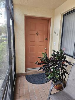 Picture of 357 Lakeview Dr # 104, Weston, FL 33326