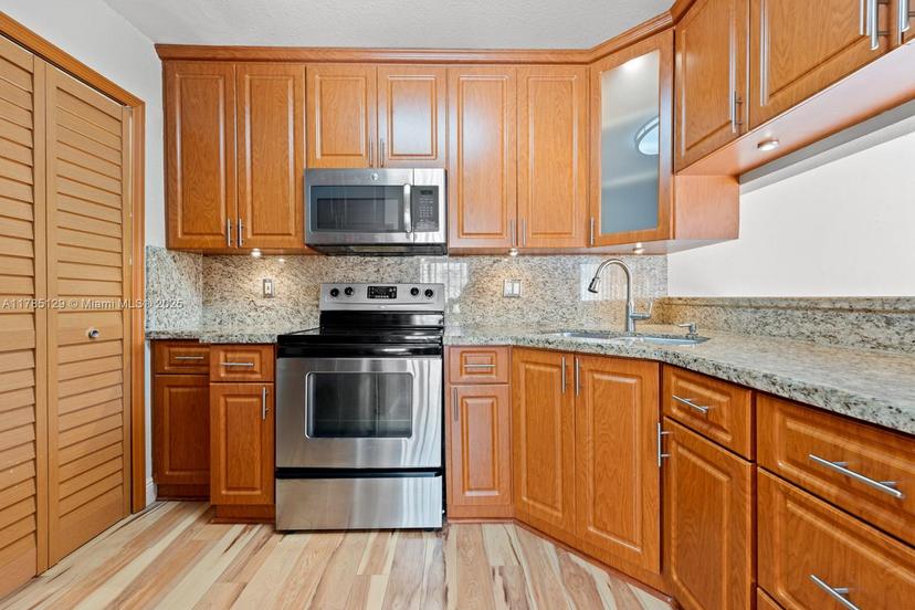 Picture of 20155 E Oakmont Cir, Hialeah FL 33015