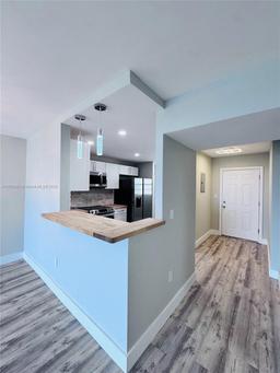Picture of 1750 NE 191St St # 4, Miami, FL 33179