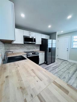 Picture of 1750 NE 191St St # 4, Miami, FL 33179