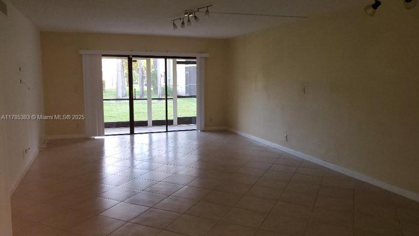 Picture of 307 Lakeview Dr # 102, Weston FL 33326