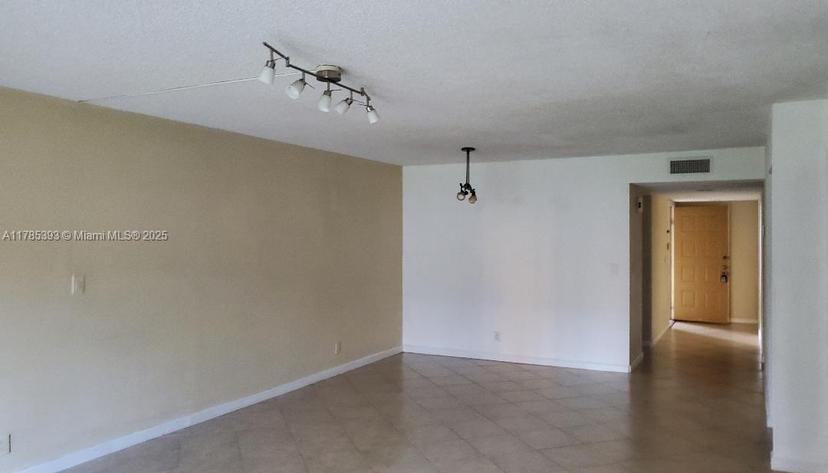 Picture of 307 Lakeview Dr # 102, Weston FL 33326