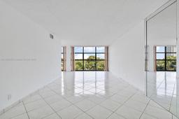 Picture of 600 Parkview Dr # 525, Hallandale Beach, FL 33009