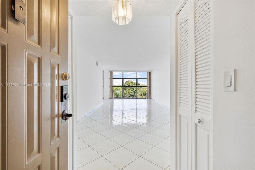 Picture of 600 Parkview Dr # 525, Hallandale Beach FL 33009