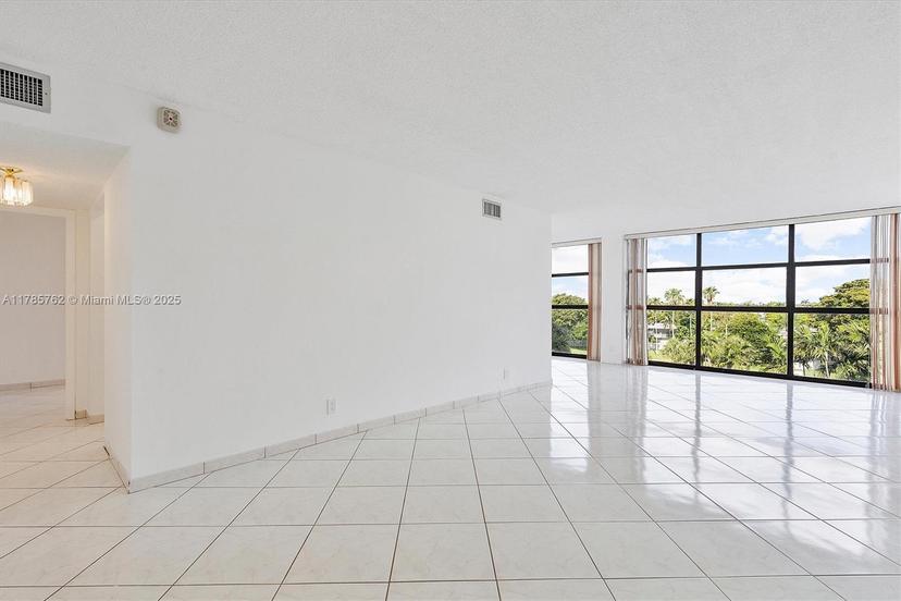 Picture of 600 Parkview Dr # 525, Hallandale Beach FL 33009