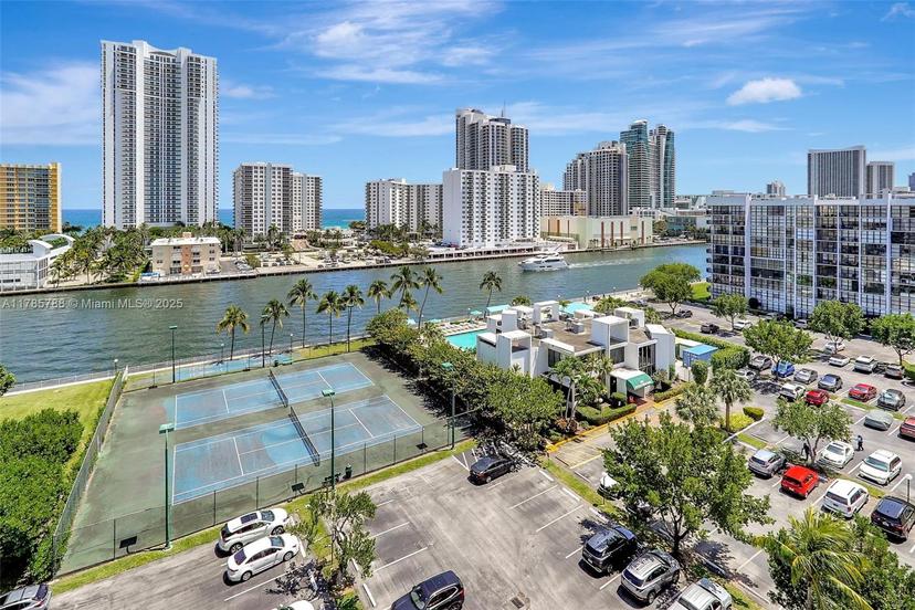 Picture of 1000 Parkview Dr # 1024, Hallandale Beach FL 33009