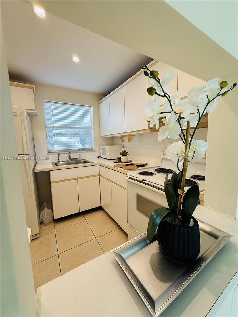 Picture of 9001 Sunrise Lakes Blvd # 208, Sunrise FL 33322
