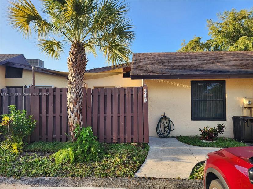 Picture of 249 Briarwood Cir # 15, Hollywood FL 33024