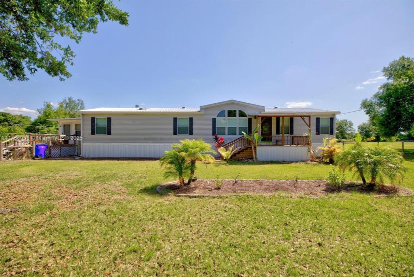 Picture of 3201 Pamela Dr, Lorida FL 33857