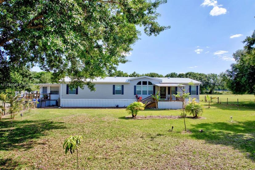 Picture of 3201 Pamela Dr, Lorida FL 33857