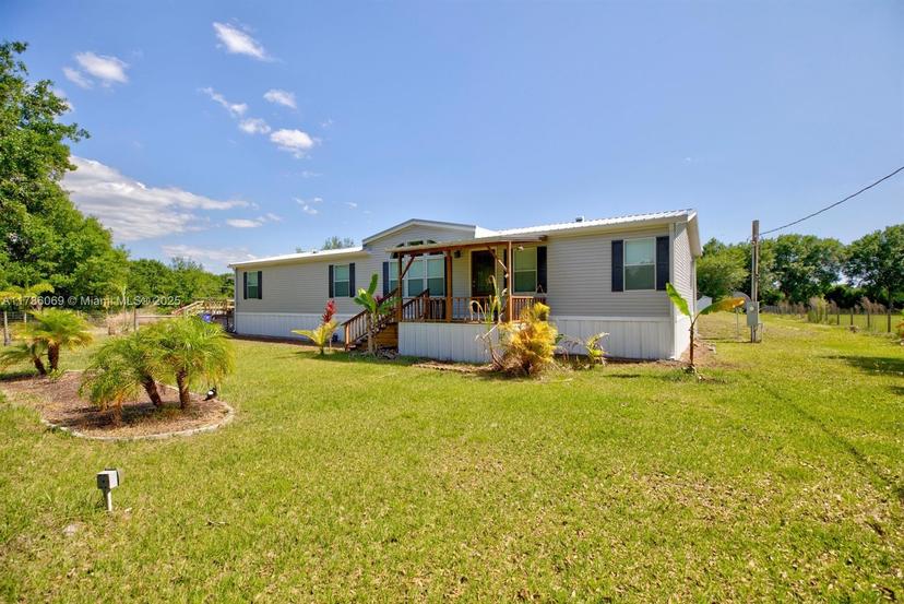 Picture of 3201 Pamela Dr, Lorida FL 33857