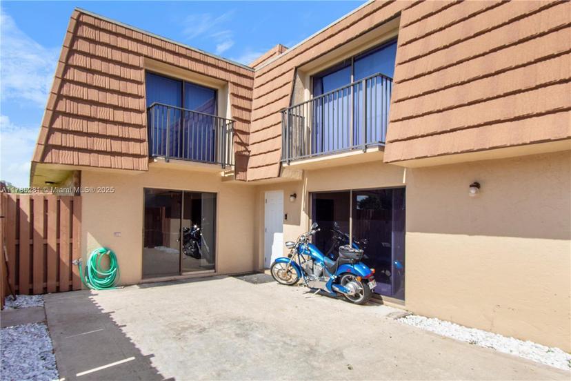 Picture of 2572 Lakeview Ct, Cooper City FL 33026