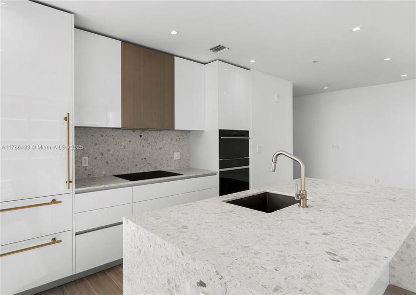 Picture of 2678 Tigertail Ave # 1707, Miami FL 33133