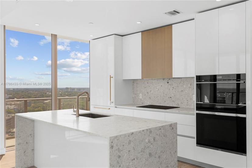 Picture of 2678 Tigertail Ave # 1707, Miami FL 33133
