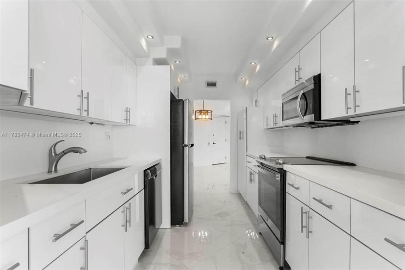 Picture of 19707 Turnberry Way # 8B, Aventura FL 33180