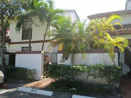 Picture of 323 Ives Dairy Rd # 05, Miami, FL 33179