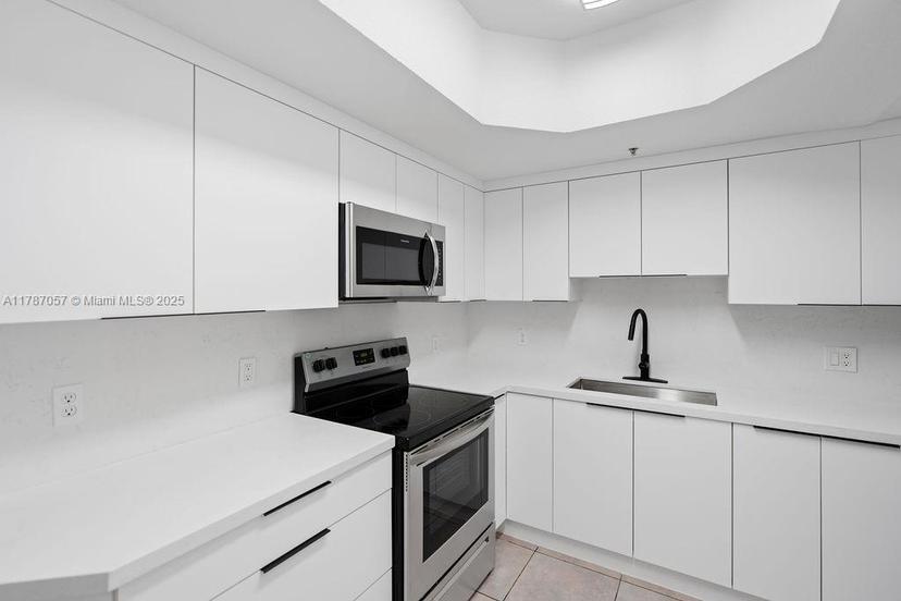 Picture of 17455 NW 75Th Pl # 107, Hialeah FL 33015