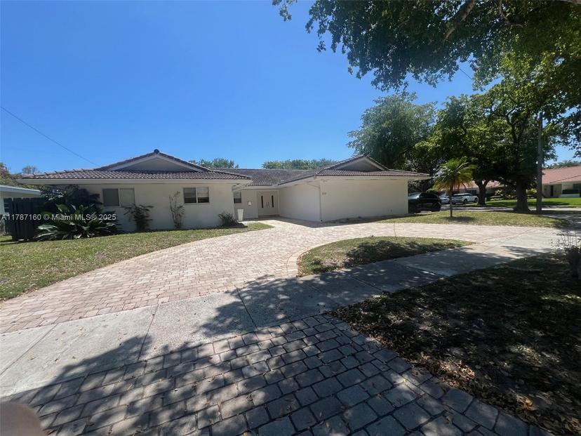 Picture of 2210 NE 202Nd St, Miami FL 33180
