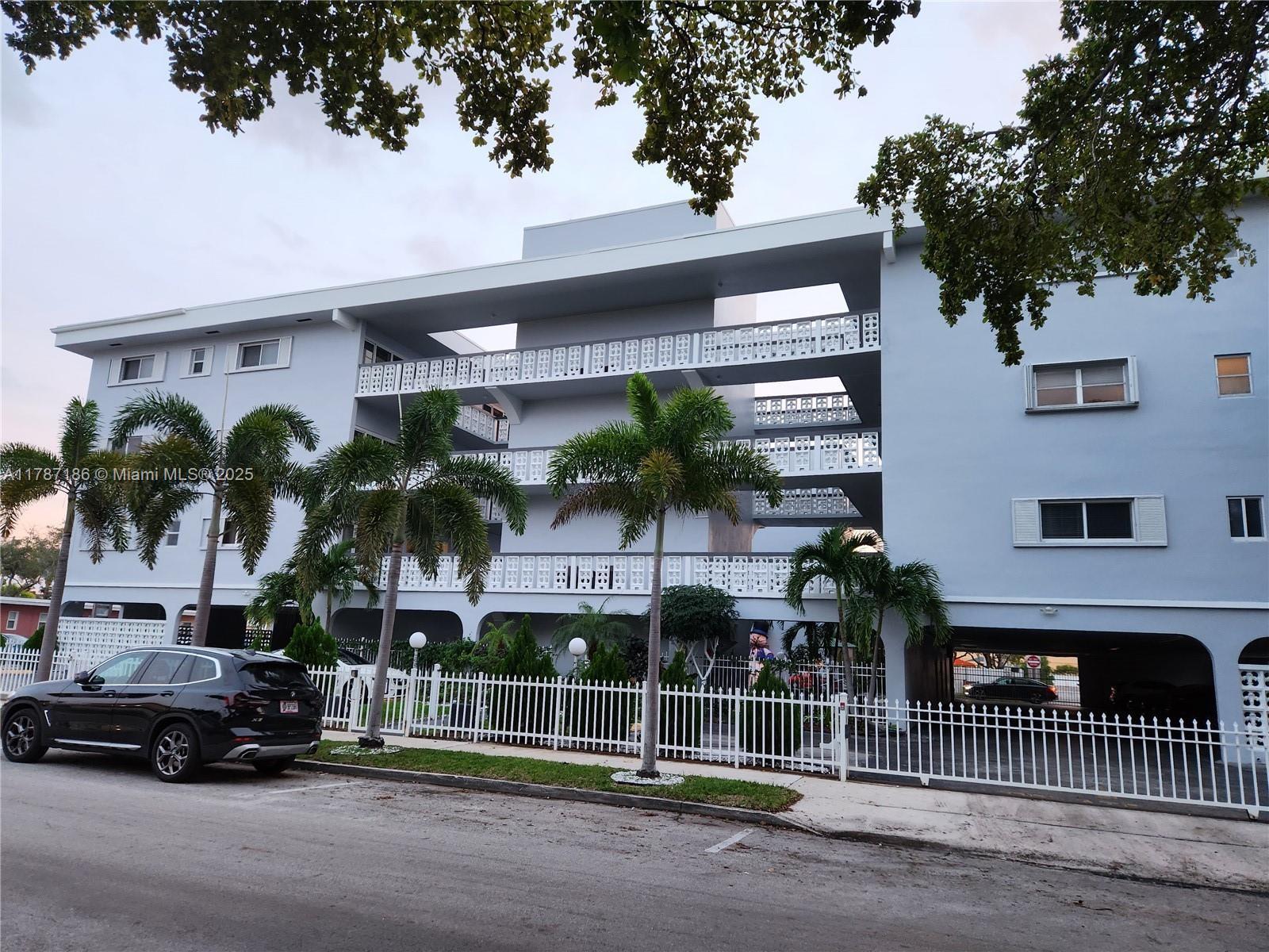 Picture of 1818 Rodman St # 2E, Hollywood, FL 33020