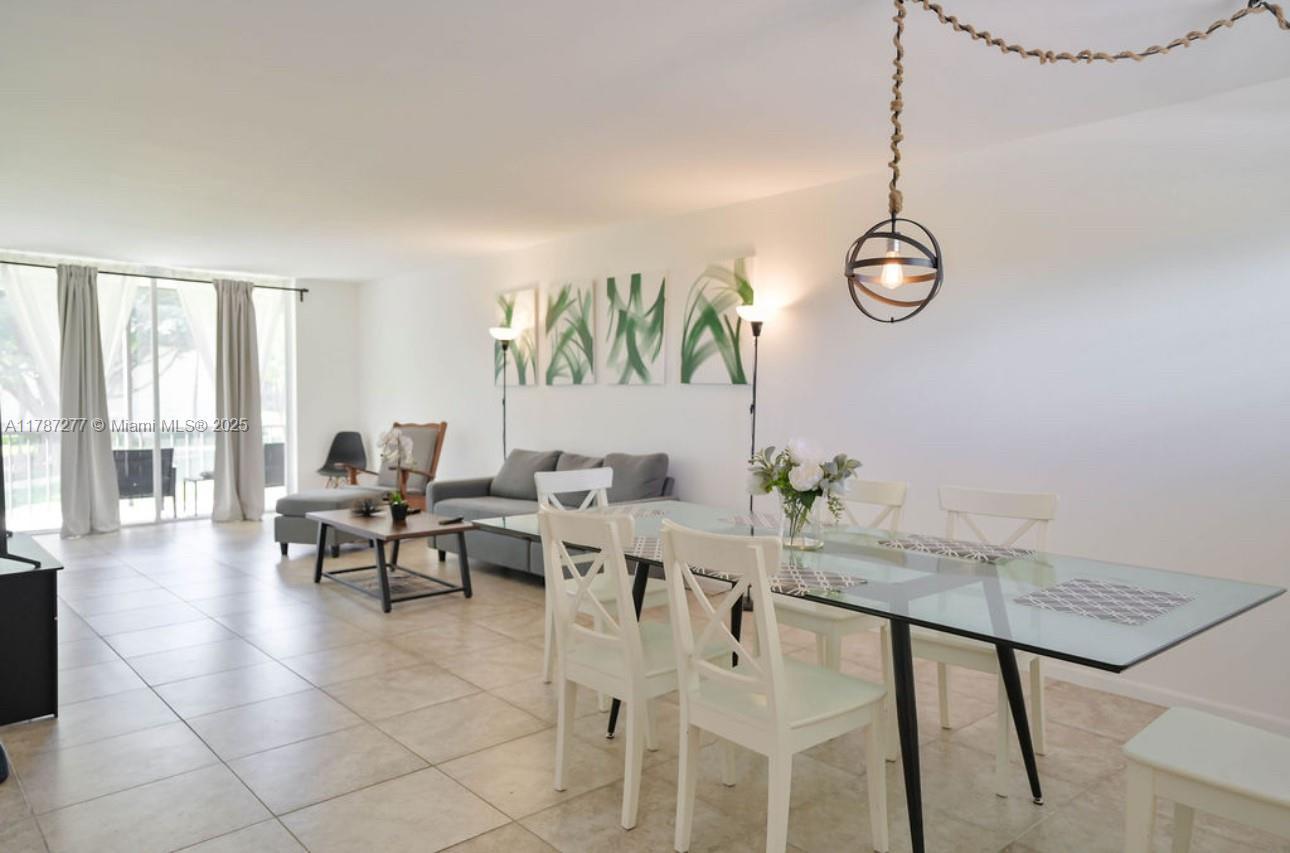Picture of 8901 Hollybrook # 206, Hollywood, FL 33025