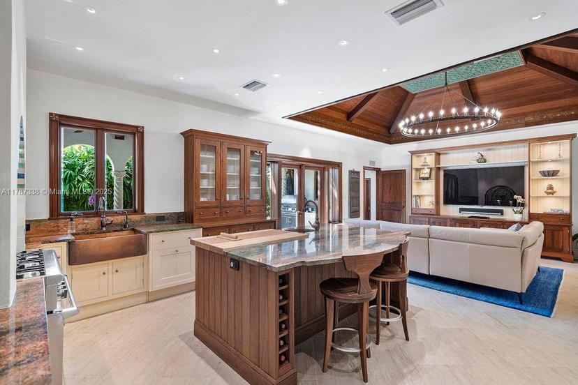 Picture of 901 Valencia Ave, Coral Gables FL 33134