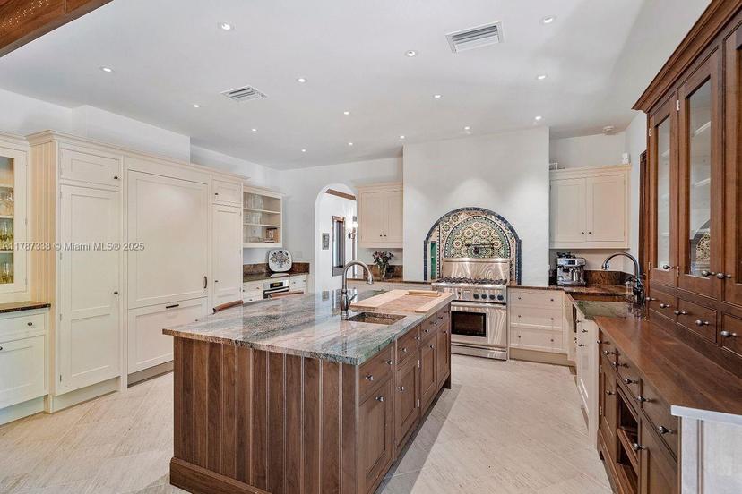 Picture of 901 Valencia Ave, Coral Gables FL 33134