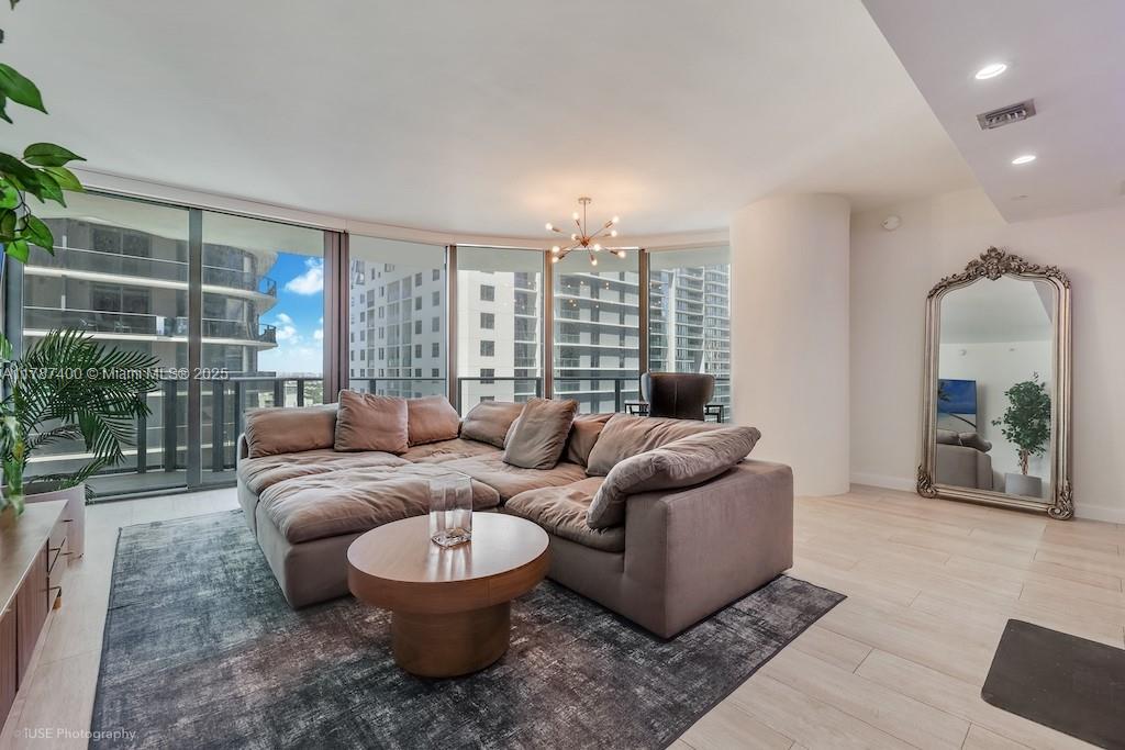 Picture of 45 SW 9Th St # 1808, Miami, FL 33130