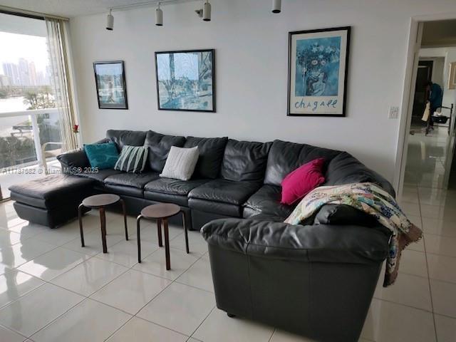 Picture of 20515 E Country Club Dr # 646, Aventura FL 33180