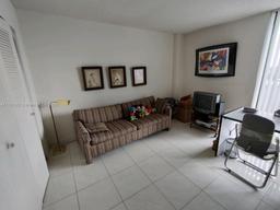 Picture of 20515 E Country Club Dr # 646, Aventura, FL 33180