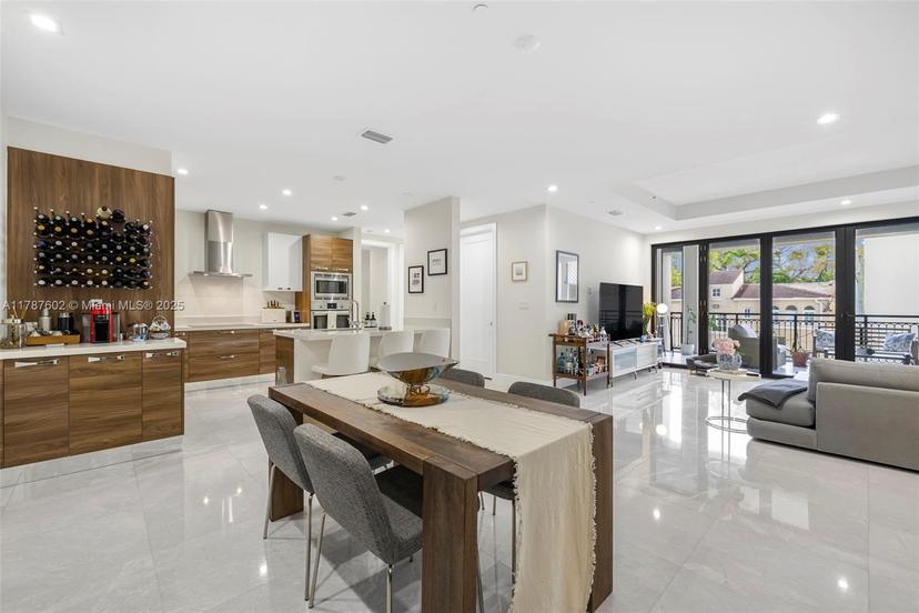 Picture of 718 Valencia Ave # 206, Coral Gables FL 33134