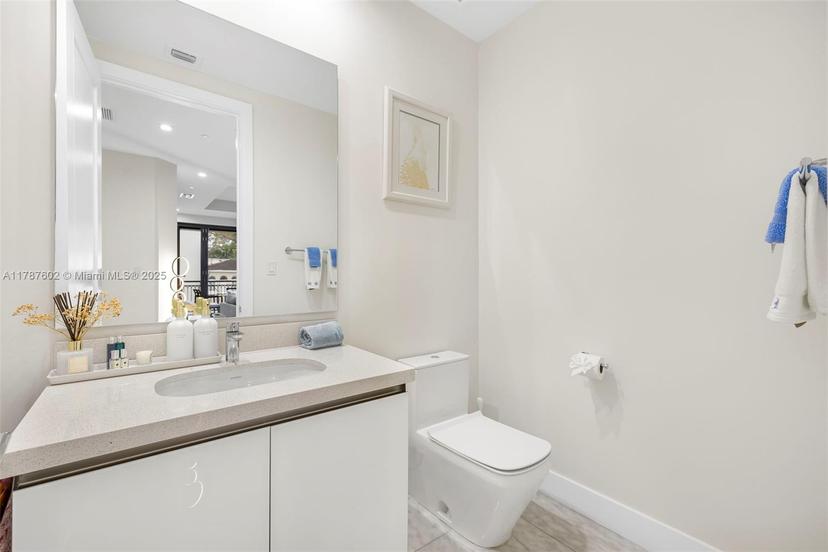 Picture of 718 Valencia Ave # 206, Coral Gables FL 33134