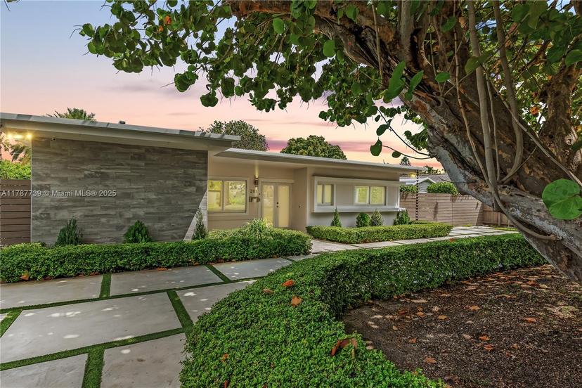 Picture of 2111 Alamanda Dr, North Miami FL 33181