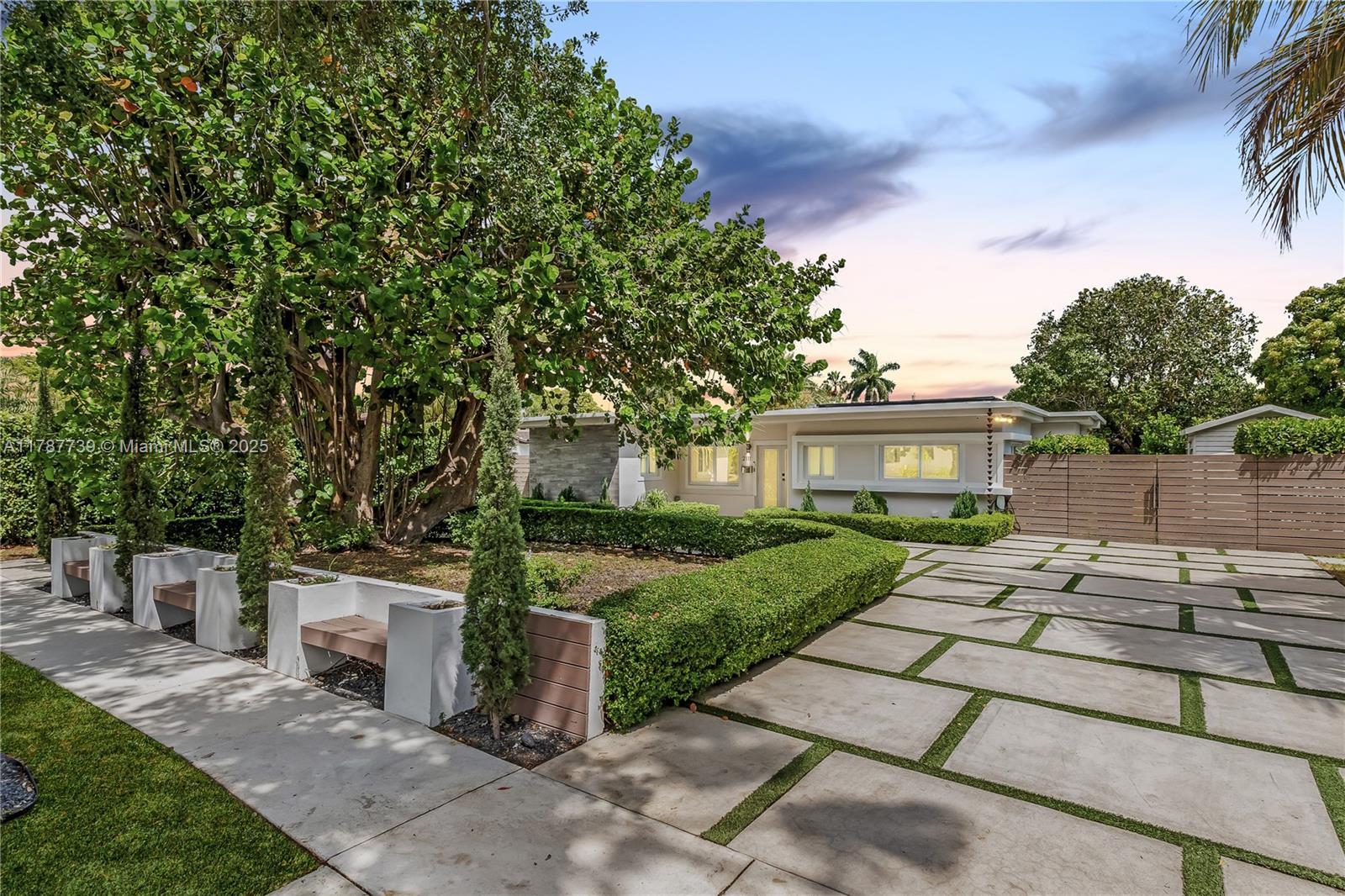 Picture of 2111 Alamanda Dr, North Miami, FL 33181