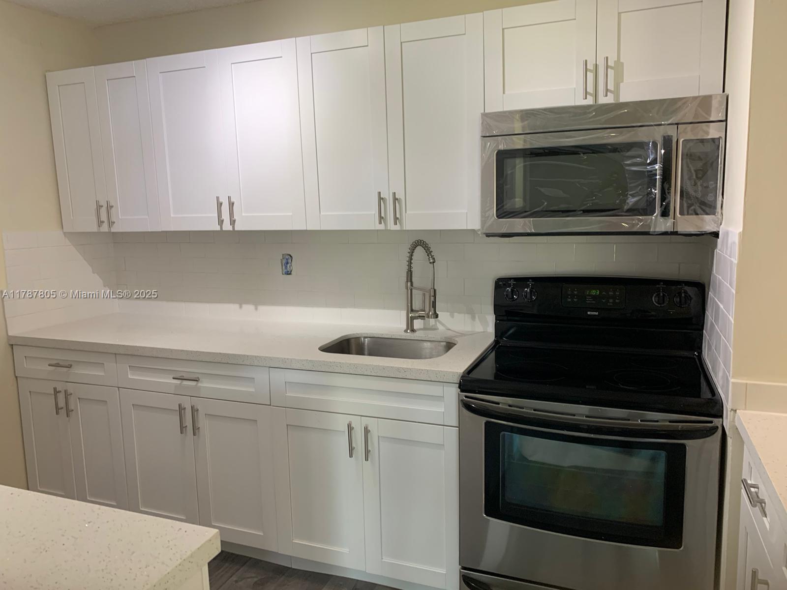 Picture of 451 NE 207Th Ln # 102, Miami, FL 33179